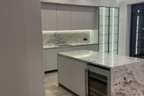 Столешница для кухни: кварцевый агломерат или натуральный камень?