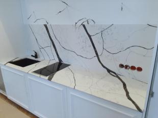 Столешница из кварцевого агломерата Avant Quartz Калакатта Аяччо 7300