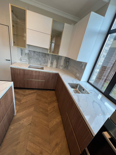 Столешница - остров из кварцевого агломерата Avant. Калакатта Аррас