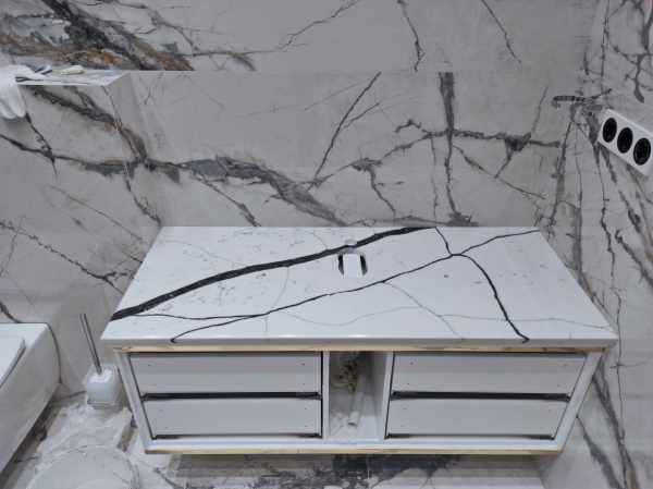 Столешница в ванную из кварца Калакатта Аяччо