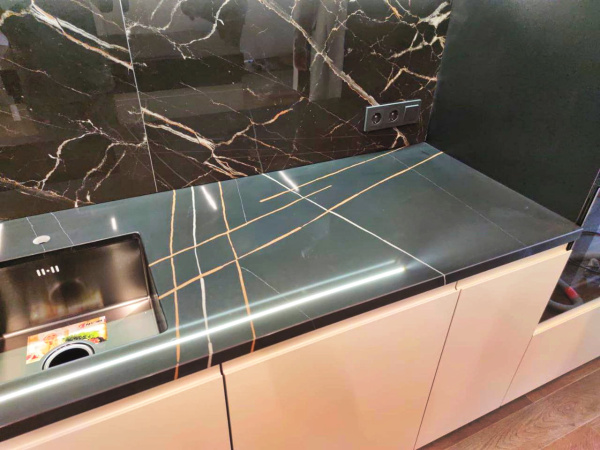 Столешница для кухни и остров из кварца Avant Калакатта 7700