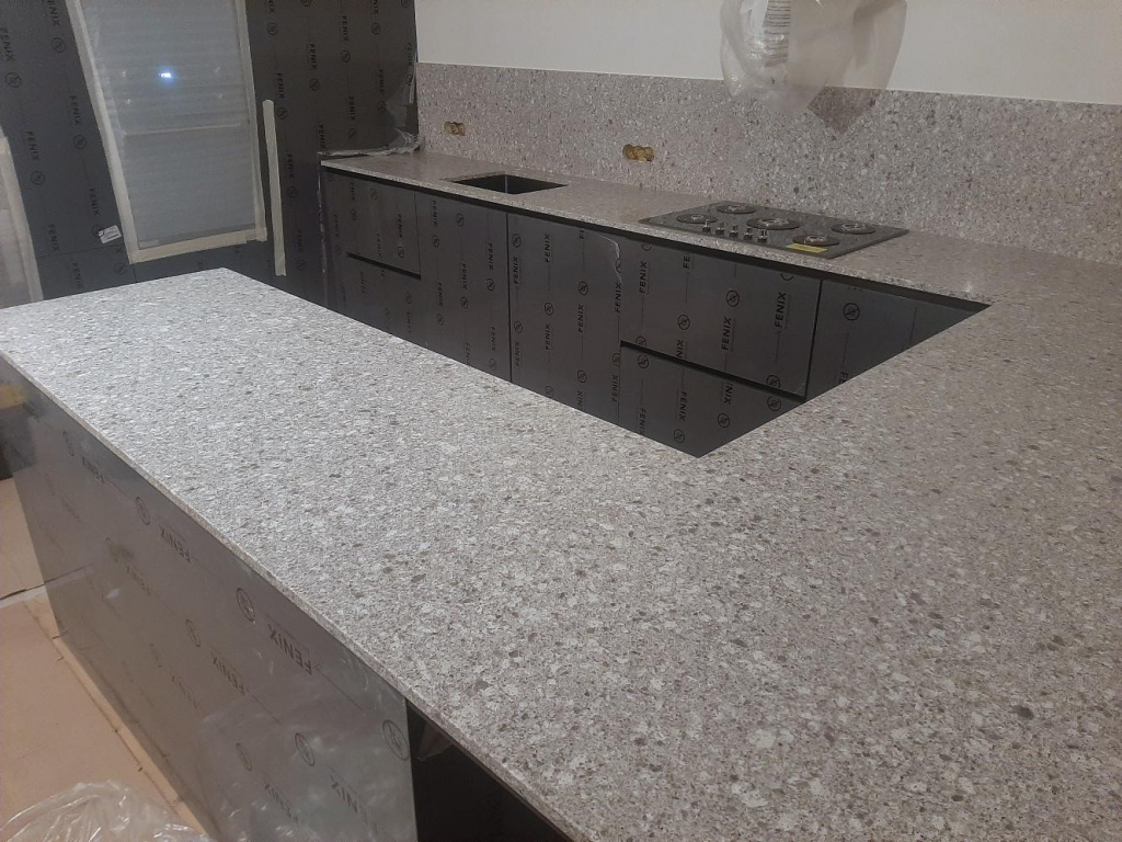 Столешница из Caesarstone 6270 Atlantic Salt - швы почти не видны Столешница из Caesarstone 6270 Atlantic Salt - швы почти не видны