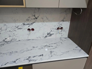 Столешница в кухню из кварцевого агломерата  NOBLE Q923 Арабескато Корхия / Arabescato Corchia