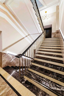 Лестница из мрамора Brown Marquina