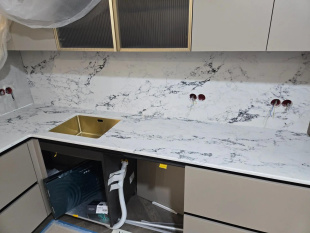 Столешница в кухню из кварцевого агломерата  NOBLE Q923 Арабескато Корхия / Arabescato Corchia